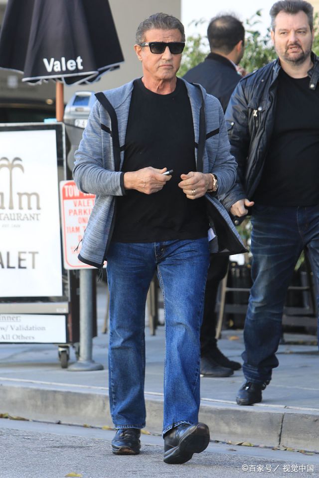 72岁的史泰龙身材依然健硕,穿风衣配牛仔裤有种boss范儿